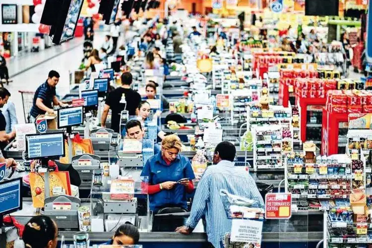 
	Trabalhadores em um supermercado: para associa&ccedil;&atilde;o, os n&uacute;meros de julho indicam um bom desempenho do setor
 (Alexandre Battibugli/EXAME)