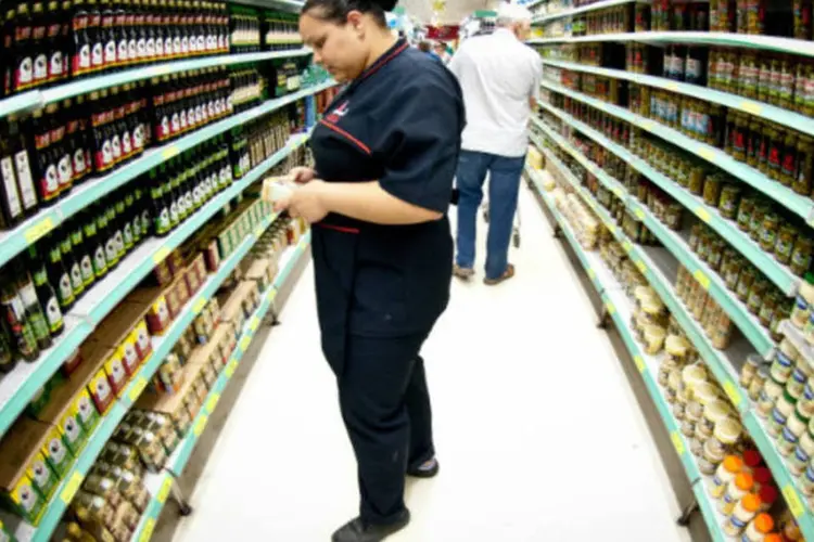 Consumidora escolhe produto em supermercado (Marcelo Camargo/ABr)
