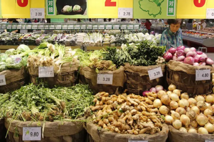 
	Mulher escolhe vegetais em um supermercado de Pequim: infla&ccedil;&atilde;o ao consumidor acelerou para 2,4% em abril devido aos custos mais altos dos alimentos
 (Kim Kyung-Hoon/Reuters)