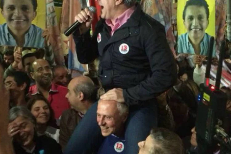 Eduardo Suplicy (PT) carrega o candidato José Padilha nos ombros durante passeata de campanha
 (Divulgação/Twitter/José Padilha)