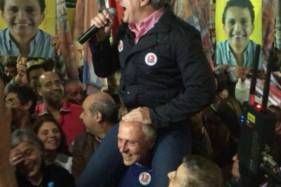 Eduardo Suplicy (PT) carrega o candidato José Padilha nos ombros durante passeata de campanha
 (Divulgação/Twitter/José Padilha)