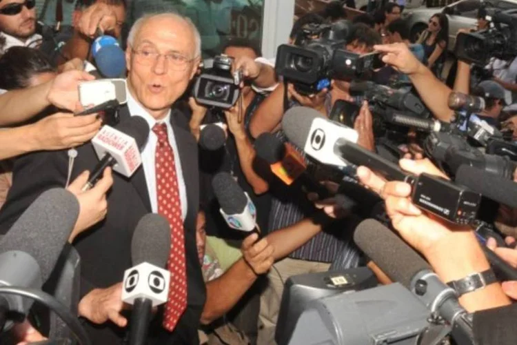
	O senador Eduardo Suplicy fala com jornalistas: &ldquo;&Eacute; igual um gravador, mesma coisa de estar falando no Senado&quot;, disse presidi&aacute;rio que tentou aplicar golpe
 (Marcello Casal Jr./ABr)