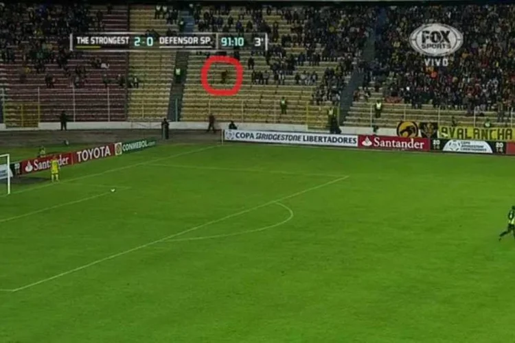 Suposto fantasma em jogo da Libertadores: o final do jogo imagens da câmera captam uma sombra que passa correndo por entre os torcedores e parece atravessar uma grade que dividiria as arquibancadas (Reprodução/Fox Sports)
