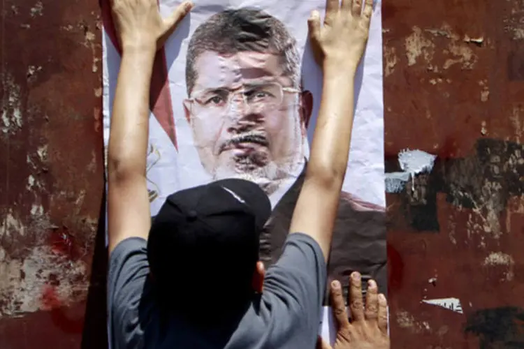 Apoiadores do presidente egípcio deposto Mohamed Mursi: os partidários de Mursi estão acampados nas praças de Rabea al Adauiya, no distrito de Cidade Nasser, e de Al-Nahda, em Dokhi, desde o golpe de estado militar. (REUTERS/Mohamed Abd El Ghany)