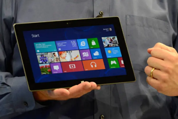O presidente-executivo da Microsoft, Steve Ballmer, apresenta o tablet Surface, que pesa 676 gramas e tem como acessório um teclado flexível (Kevork Djansezian/Getty Images)