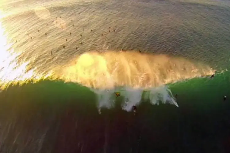 Eric Sterman juntou uma câmera de alta definição e um drone para fazer imagens de surfistas no Havaí (Reprodução / Vimeo / Eric Sterman)