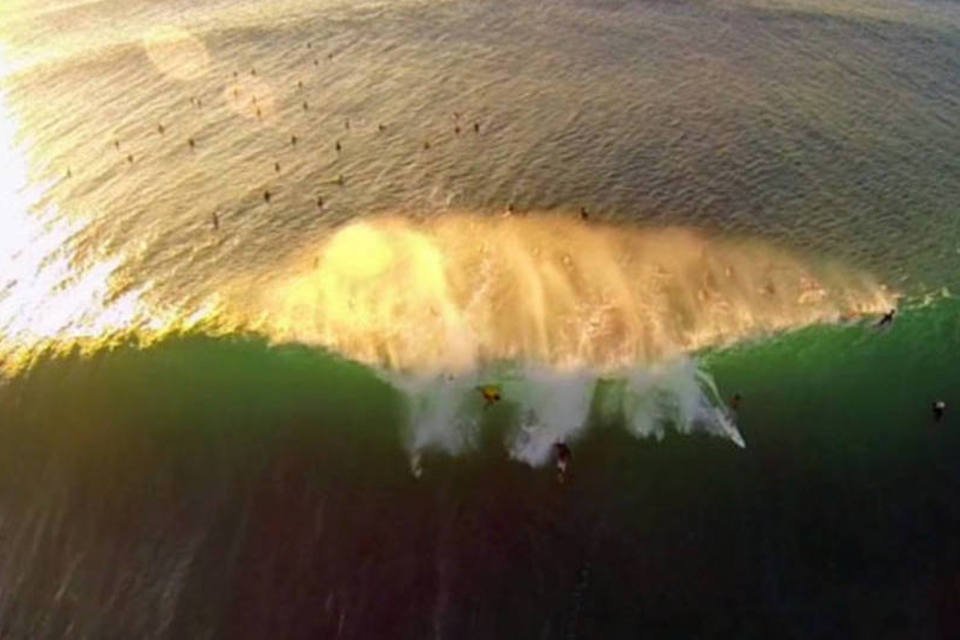 Fotógrafo faz imagens aéreas incríveis de surfistas no Havaí