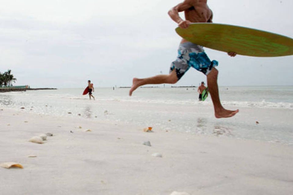 Americano celebra ter conseguido surfar onda de mais de 30 m