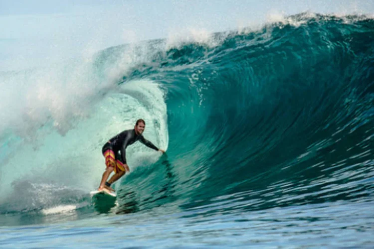 
	Surfista pega onda: dirigente ainda exaltou a ideia da cria&ccedil;&atilde;o de emissora ol&iacute;mpica de televis&atilde;o para o surfe
 (Éole/Creative Commons/Flickr)