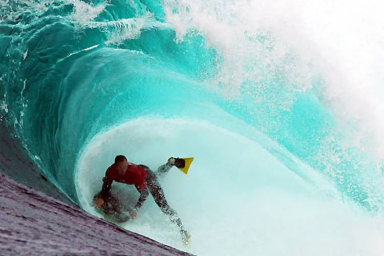 Surfista em praia da Austrália: Billabong luta para não ser arrastada pelo mar de problemas (Matt King/Getty Images)