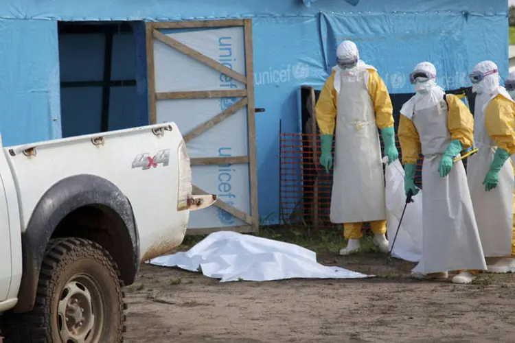 
	Agentes da sa&uacute;de em uma unidade de isolamento por conta do surto de ebola, na Lib&eacute;ria
 (Ahmed Jallanzo/UNICEF/Reuters)