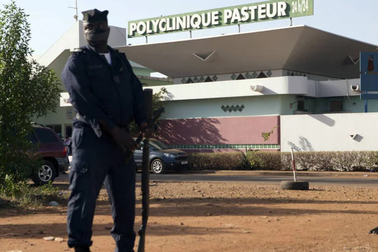 Policial vigia clínica Pasteur em quarentena em Bamako, no Mali, na quarta-feira (Joe Penney/Reuters)