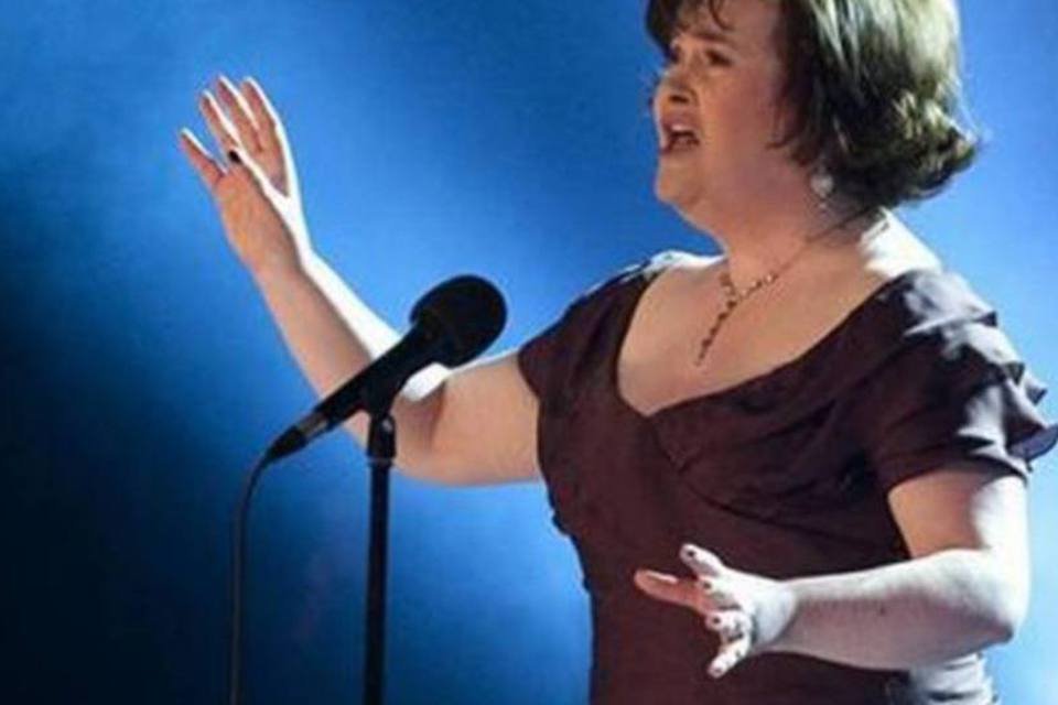 Susan Boyle canta na estreia do musical sobre sua vida