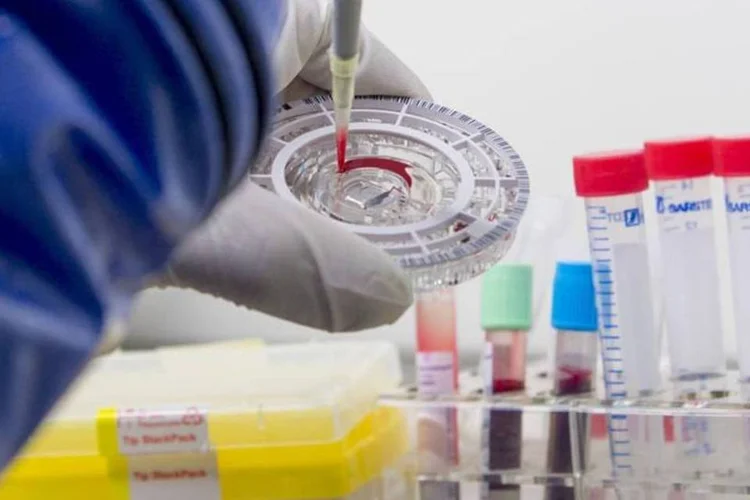 
	Efeito duplo: o medicamento acorda o v&iacute;rus adormecido no organismo infectado pelo HIV, permitindo assim destruir tanto o v&iacute;rus quanto as c&eacute;lulas que o abrigam
 (Thomas Peter/Reuters)