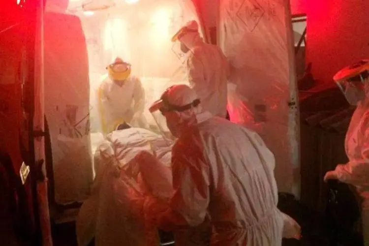 
	Paciente com suspeita de ebola &eacute; transportado de Cascavel, PR
 (Vanderlei Faria/Divulgação/Prefeitura de Cascavel)