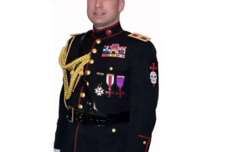 Anders Behring Breivik vestindo um uniforme militar, em imagem retirada de um vídeo do YouTube (AFP)