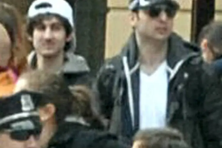 
	Foto dos dois suspeitos do atentado na Maratona de Boston &eacute; divulgada pelo FBI: os jovens foram identificados entre milhares de imagens e v&iacute;deos registrados no local das explos&otilde;es
 (REUTERS/FBI)