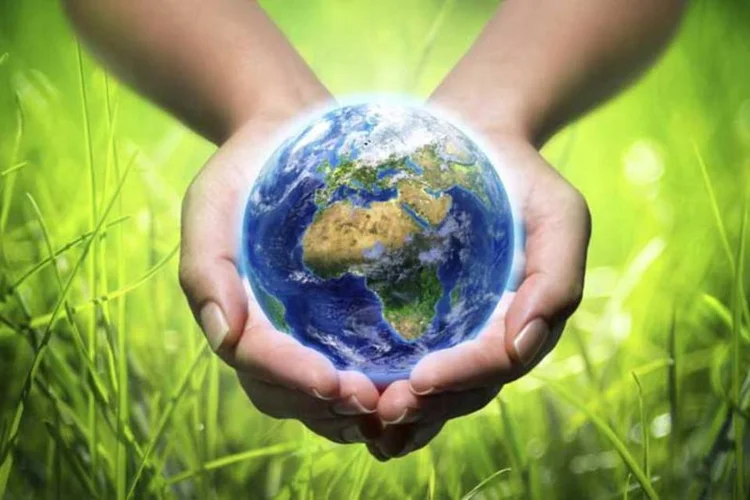 Sustentabilidade, globo terrestre nas mãos (Thinkstock/Thinkstock)