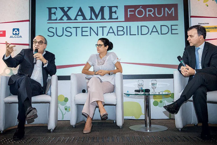 
	Guilherme Leal, da Natura, com Ana Luiza Herzog e Andr&eacute; Lah&oacute;z, de Exame: &ldquo;Temos de transformar nossa vantagem comparativa, um patrim&ocirc;nio natural riqu&iacute;ssimo, em vantagem competitiva&rdquo;
 (Germano Luders/Exame)