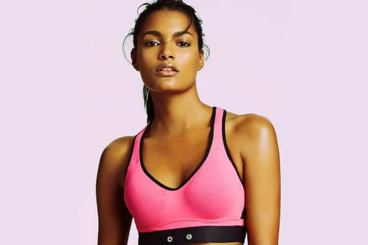 
	Modelo da Victoria&#39;s Secret: pressionada pela ascens&atilde;o das roupas de gin&aacute;stica que podem ser usadas tanto na academia quanto na rua, a marca teve que modificar suas prioridades
 (Reprodução/Victoriassecret.com)