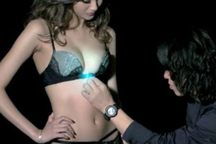 Sutiã inteligente: sutiã tem sensores para analisar o ritmo cardíaco da mulher, que o leva a deduzir estado de excitação e abrir fecho que se encontra entre seus seios (Ravijour/AFP)