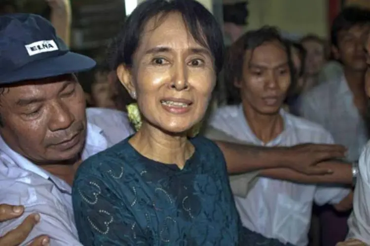 Suu Kyi passou cerca de 15 anos em prisão domiciliar e sempre se recusou a deixar seu país por medo de não conseguir voltar (Getty Images)