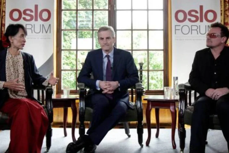 A líder Suu Kyi (à esquerda), de Mianmar, com o ministro norueguês Jonas Gahr Stoere (centro) e o cantor Bono Vox (à direita) (Cathal McNaughton/Reuters)