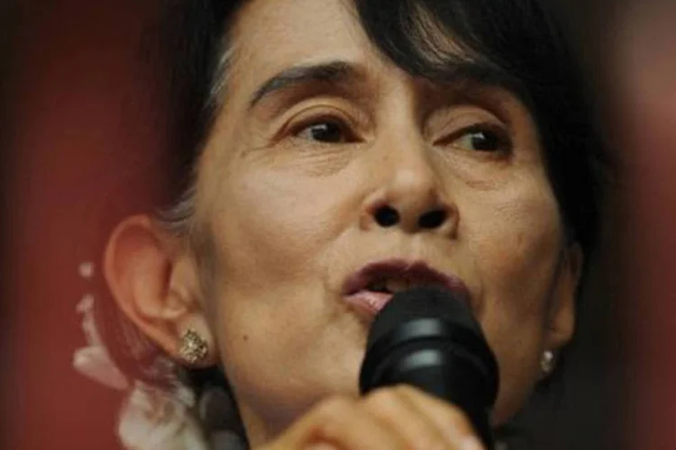 Suu Kyi foi eleita deputada pela primeira vez nestas eleições (Soe Than Win/AFP)