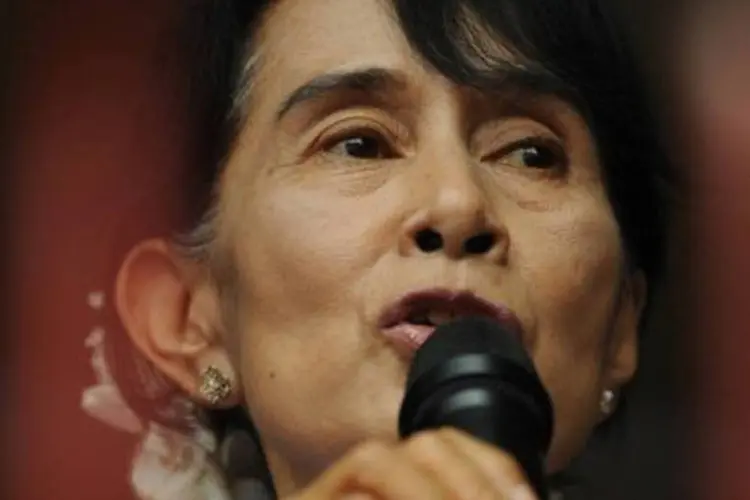 
	A ganhadora do Pr&ecirc;mio Nobel da Paz Aung San Suu Kyi seria uma das pessoas com quem Obama deveria se encontrar no pa&iacute;s
 (Soe Than Win/AFP)
