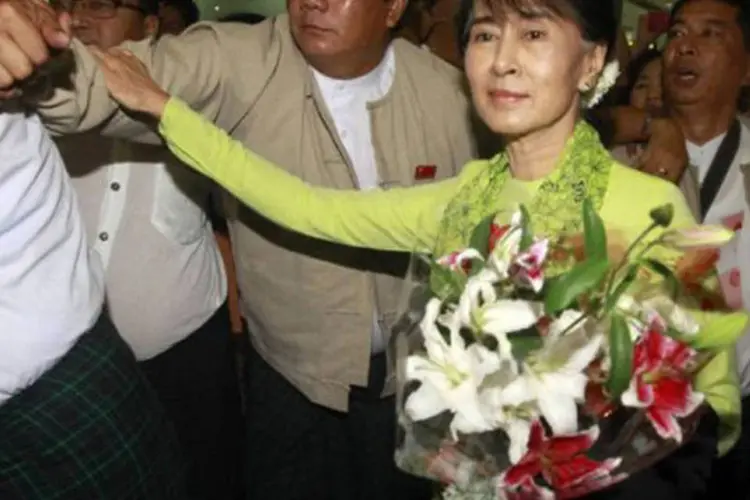 
	A opositora birmanesa Aung San Suu Kyi (C) anda pelo aeroporto internacional de Yangon: ela receber&aacute; a condecora&ccedil;&atilde;o m&aacute;xima concedida pelo Congresso americano
 (Ye Aung Thu/AFP)