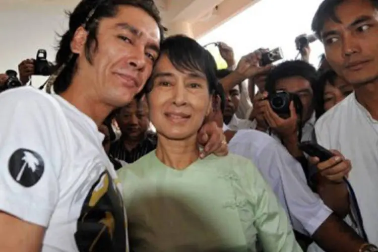 Suu Kyi escolheu seu país e passou a maioria dos 22 anos seguintes em prisão domiciliar, negando-se, inclusive, a retornar quando o marido estava prestes a morrer (©AFP / Soe Than Win)