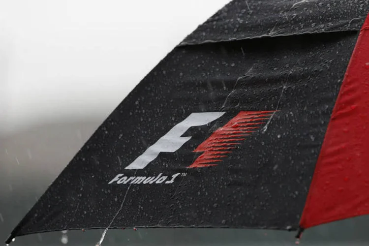 Guarda-chuva durante apresentações no circuito de Suzuka para o GP do Japão (Yuya Shino/Reuters)