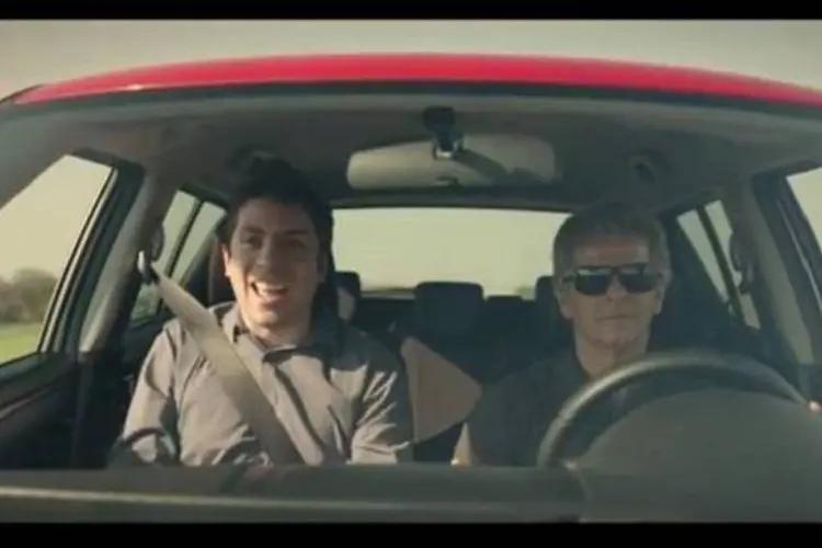 
	Rudy Landucci e Chico Serra em comercial para Suzuki
 (Reprodução/YouTube)