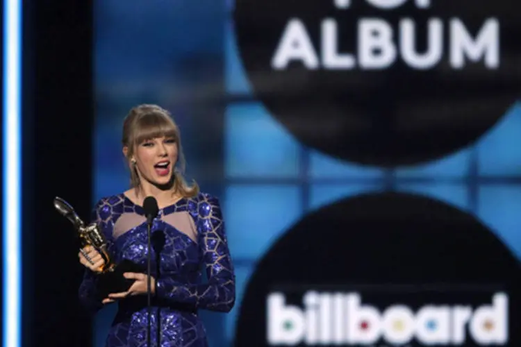 Cantora Taylor Swift recebe o prêmio "Top Billboard 200 Album" durante a premiação do Billboard Music Awards, no MGM Grang Garden Arena, em Las Vegas (Steve Marcus/Reuters)