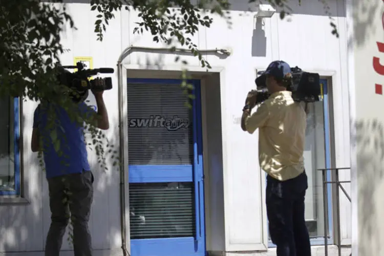 Jornalistas em frente a seda da companhia espanhola Swiftair, em Madri (Andrea Comas/Reuters)
