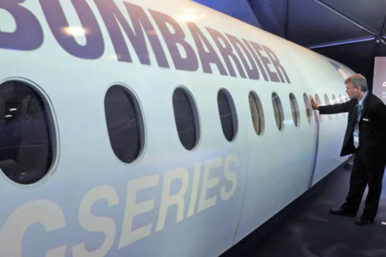 Visitante no estande da Bombardier olha um modelo em escala do avião CSeries na Paris Air Show, na França (Fabrice Dimier/Bloomberg)