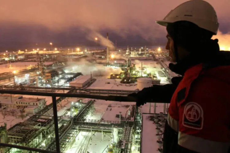 
	Trabalhador na refinaria de petr&oacute;leo operada pela OAO Lukoil, em Nizhny Novgorod, R&uacute;ssia
 (Andrey Rudakov/Bloomberg)