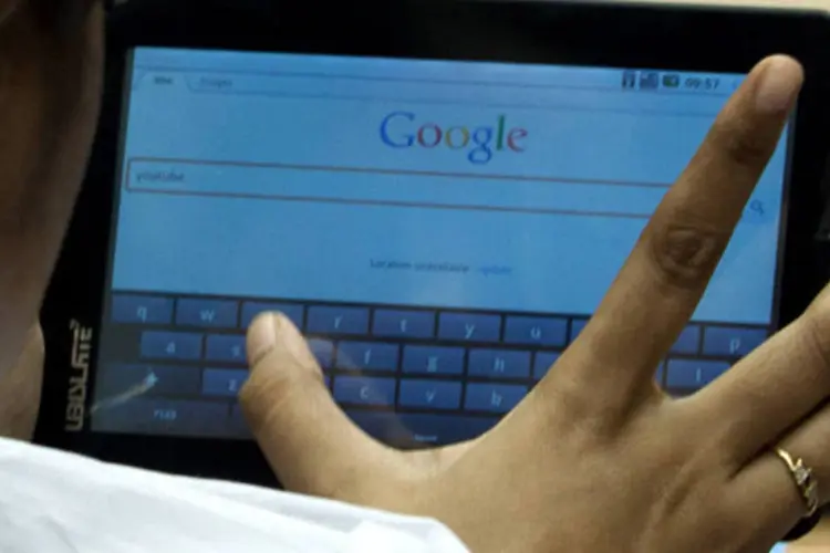 Estudante usa um tablet para fazer uma busca no Google durante conferencia de imprensa em Nova Délhi, na Índia (Pankaj Nangia/Bloomberg)