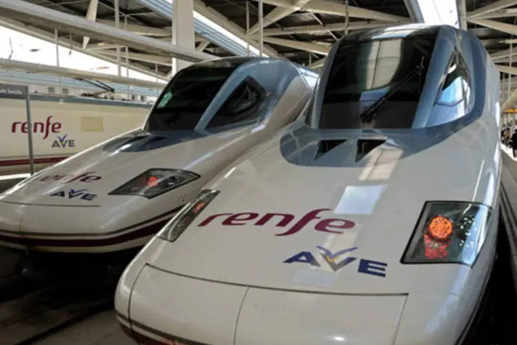 Trem de alta-velocidade, operado pela Renfe, espera em um estação de trem em Valência, na Espanha (Denis Doyle/Bloomberg)