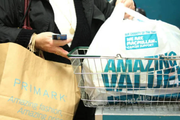 
	Consumidora faz compras no Reino Unido: a economia brit&acirc;nica registra uma recupera&ccedil;&atilde;o surpreendente desde o in&iacute;cio de 2013
 (Chris Ratcliffe/Bloomberg)