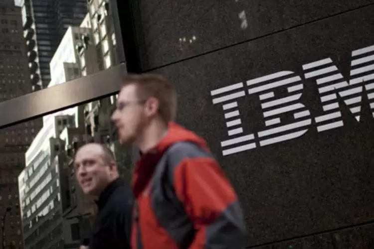 
	IBM: receita total caiu 5,5 por cento, para 27,7 bilh&otilde;es de d&oacute;lares, ante m&eacute;dia das estimativas de analistas de 28,25 bilh&otilde;es de d&oacute;lares
 (Scott Eells/Bloomberg)