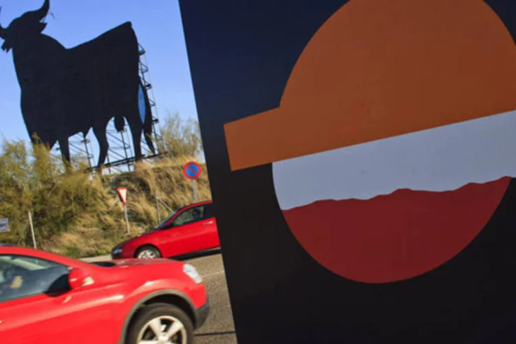 
	Consumidor entra em um posto de gasolina da Repsol: companhia elevou o seu lucro para 509 milh&otilde;es de euros
 (Angel Navarrete/Bloomberg)