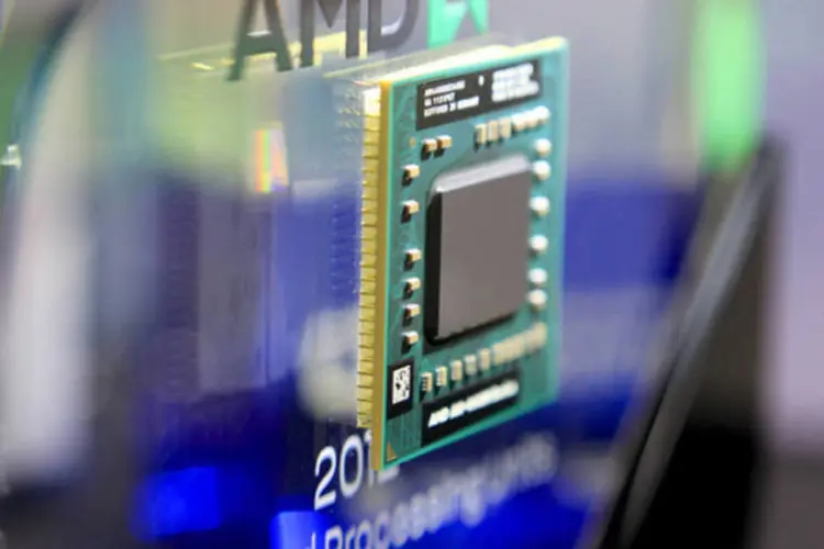 
	Chip da AMD: companhia teve preju&iacute;zo l&iacute;quido de 20 milh&otilde;es de d&oacute;lares, ou 0,03 d&oacute;lar por a&ccedil;&atilde;o, no primeiro trimestre
 (Ashley Pon/Bloomberg)