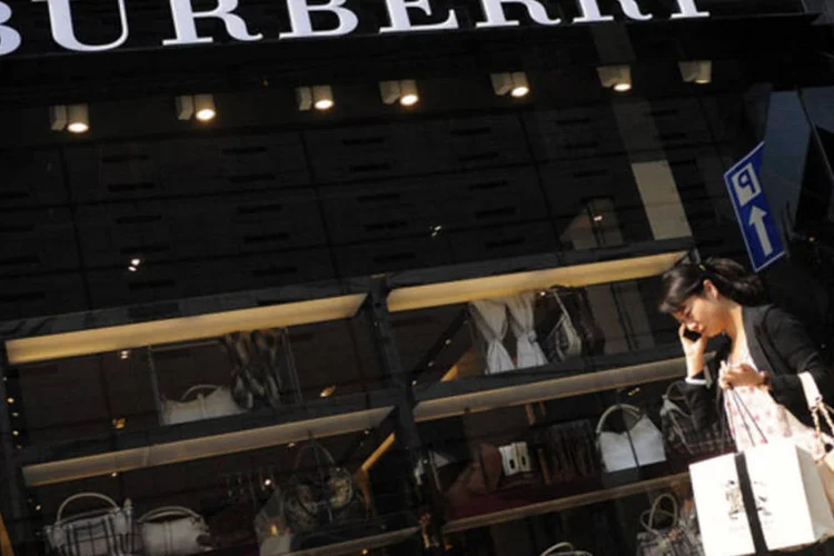 Mulher passa em frente a uma loja da marca de luxo Burberry em Pequim, na China (Keith Bedford/Reuters)