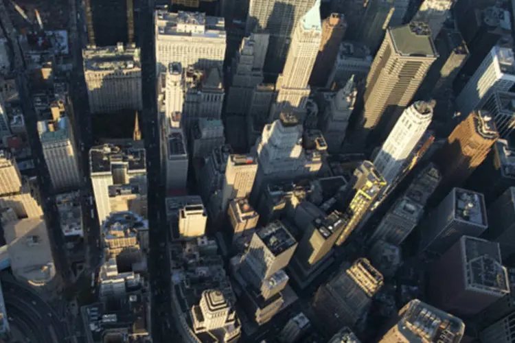 
	Vista a&eacute;rea de pr&eacute;dios comerciais e residenciais no distrito financeiro de Manhattan, Nova York
 (Andrew Harrer/Bloomberg)