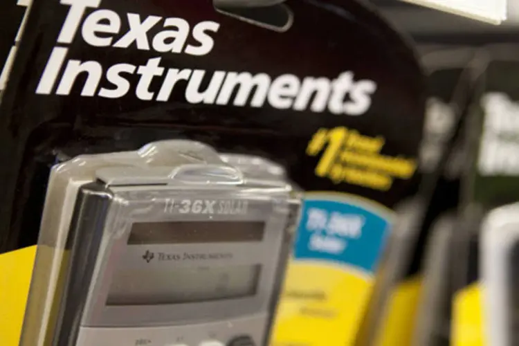 
	Calculadoras da Texas Instruments a venda em uma loja da Office Depot em Arlington, Virginia
 (Andrew Harrer/Bloomberg)