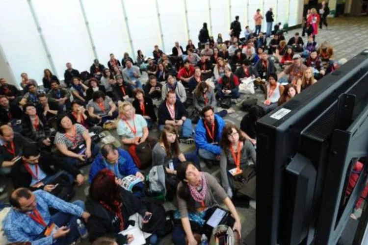 O mais importante no SXSW é a interação entre os visitantes. Mesmo conectados o tempo inteiro nos iPhones, a conversa flui na hora de dividir uma tomada para carregar o gadget (Michael Buckner/Getty Images)