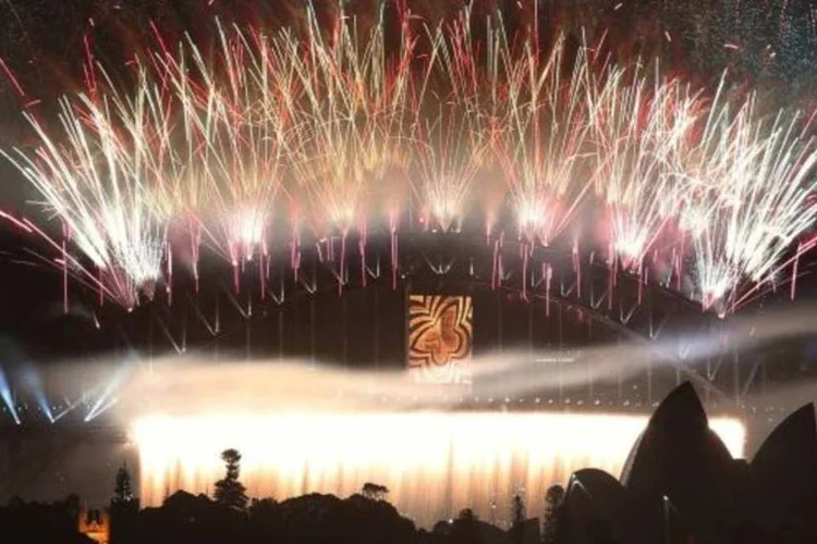 
	Queima de fogos em Sydney: autoridades calculam que pelo menos um milh&atilde;o e meio de pessoas ir&atilde;o ao porto de Sydney para assistir &agrave; tradicional queima de fogos de artif&iacute;cio
 (Reuters)