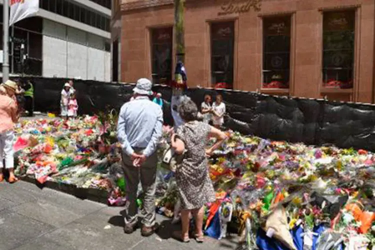 Australianos observam memorial em Sydney para as vítimas do sequestro em café da cidade
 (William West/AFP)