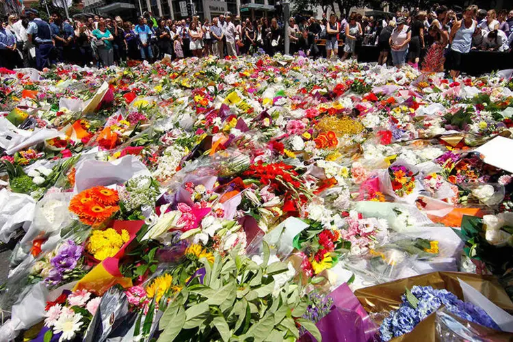 Cidadãos prestam homenagem a vítimas de sequestro em Sydney  (REUTERS/David Gray)